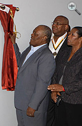 Prime Minister Hubert Ingraham unveils the Thomas A Robinson National Stadium commemorative plaque.